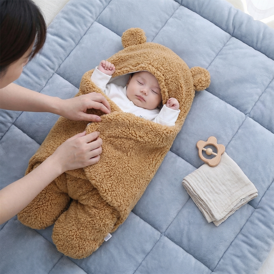 Babyfilt och pyjamas i bärdesign